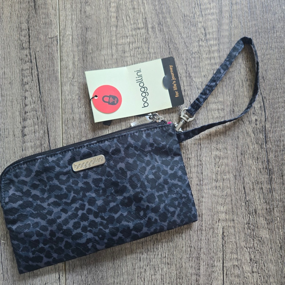 Baggallini RFID Wristlet Leopard Print Grey Black Nylon Pouch GWP193B0857 NWT